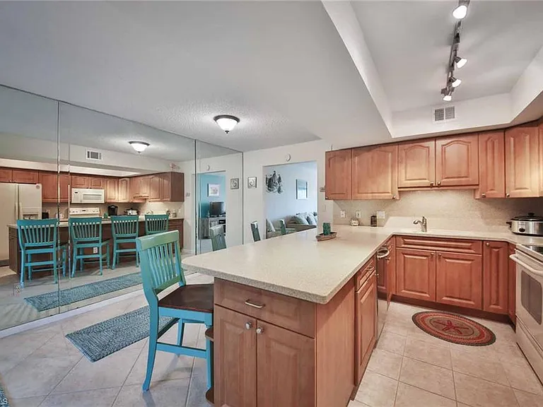 68 Marco Villas Dr #R-5 — Photo 4
