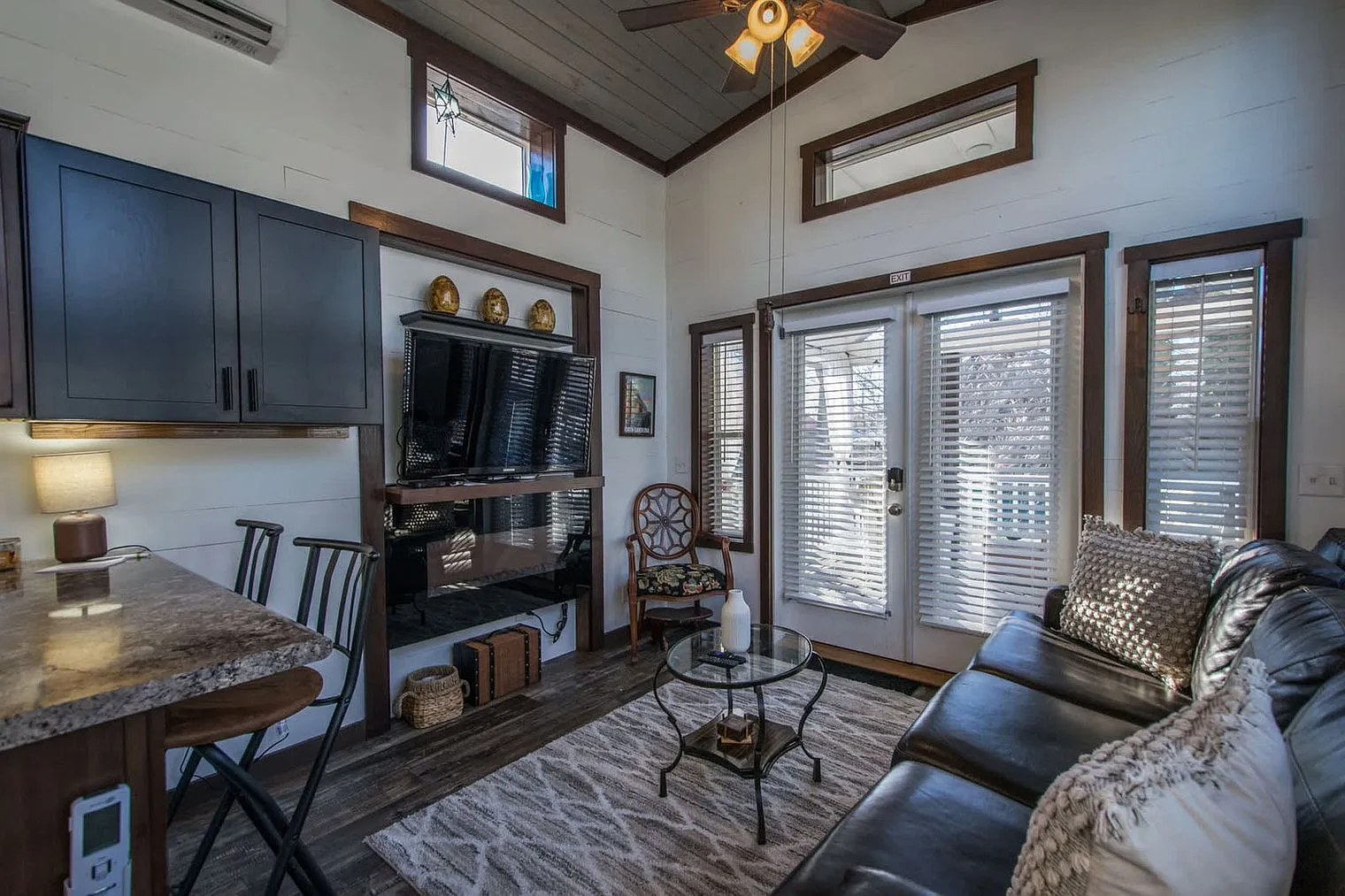 1 bed, 1.0 bath, 398 sqft, $2,205 — Photo 2