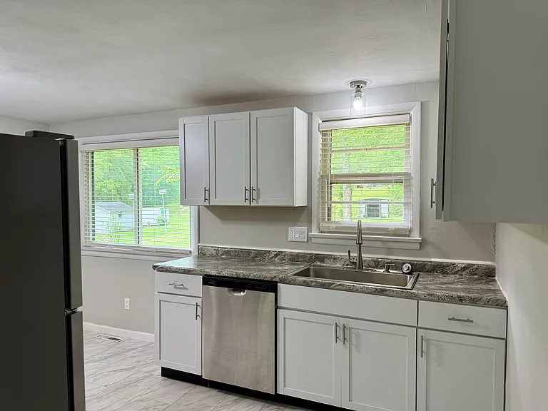1156 Royal Dr — Photo 3