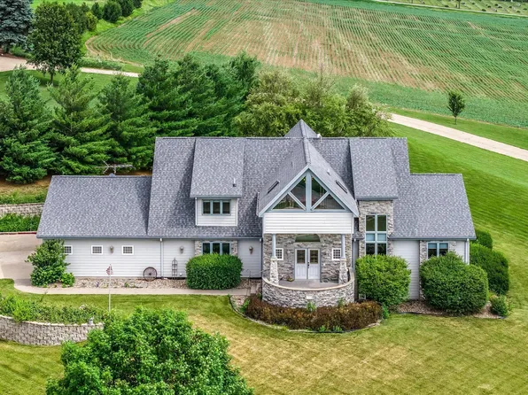 211 Fischer Dr, Woodbine, IA 51579