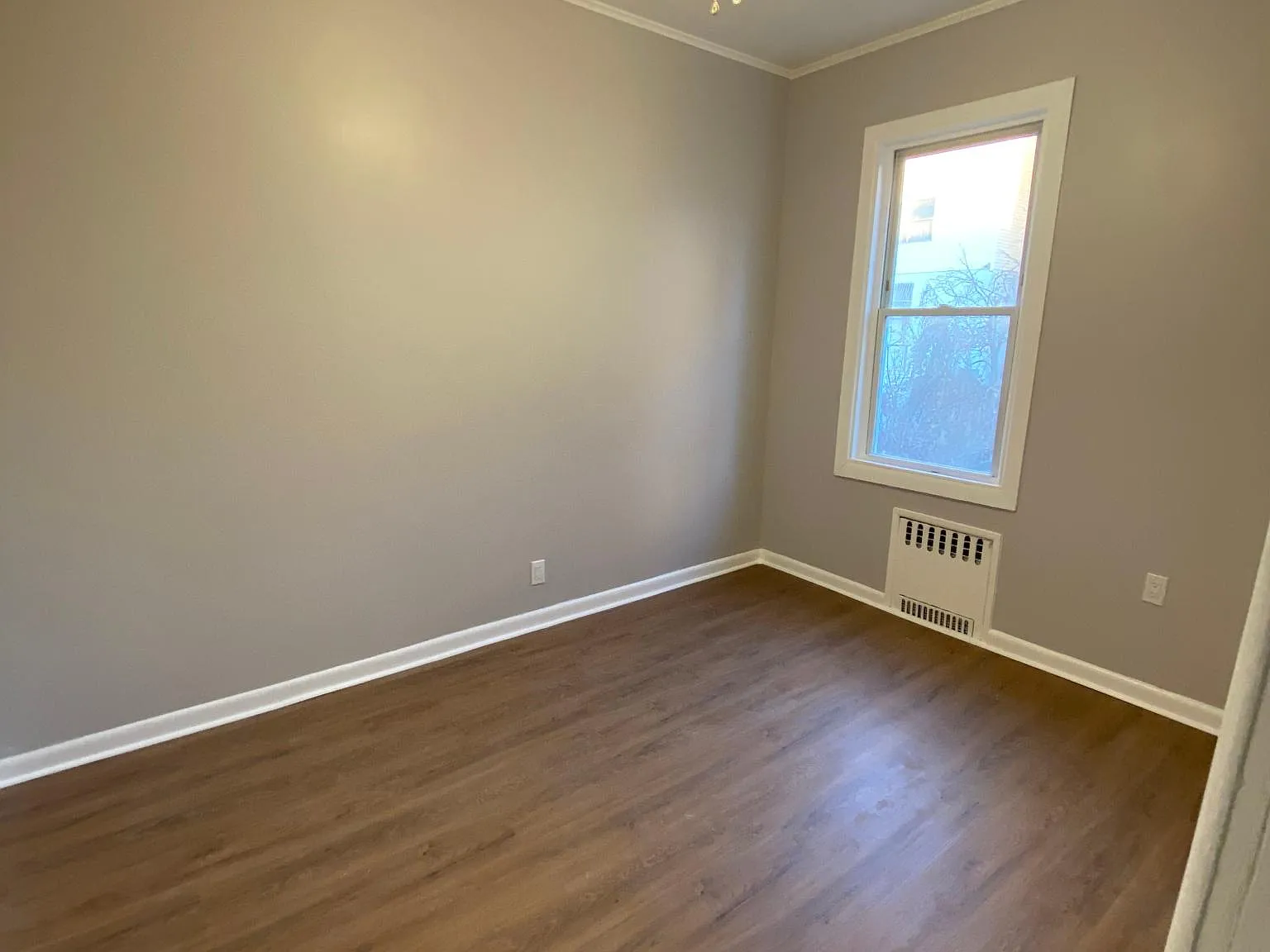92 Romaine Ave — Photo 4