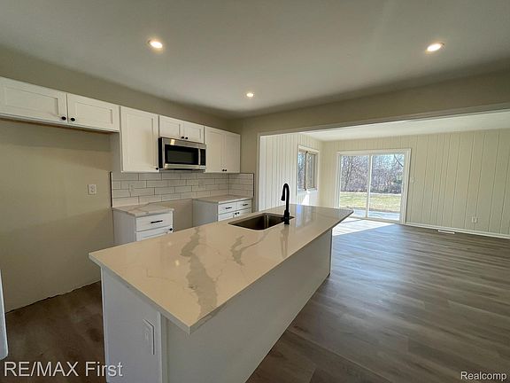 5th image of 48065 Fuller Rd