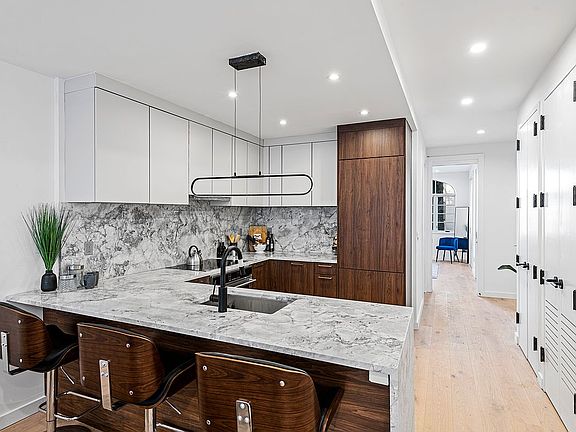 3rd image of 88 Herbert St Unit Townhouse