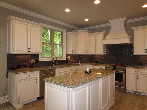 4th image of 36 Kingsley Ct
