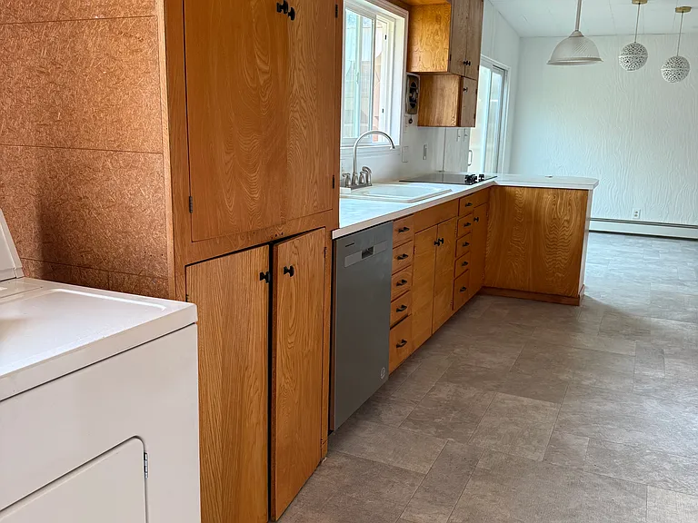 722 Milroy St SW — Photo 15