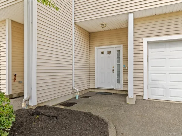 2720 State Street APT 17, Hamden, CT 06517
