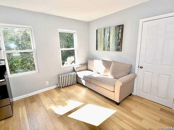 2nd image of 980 Thomas Ave