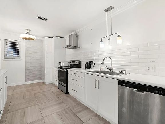 2nd image of 2824 Briarhurst Dr APT 14