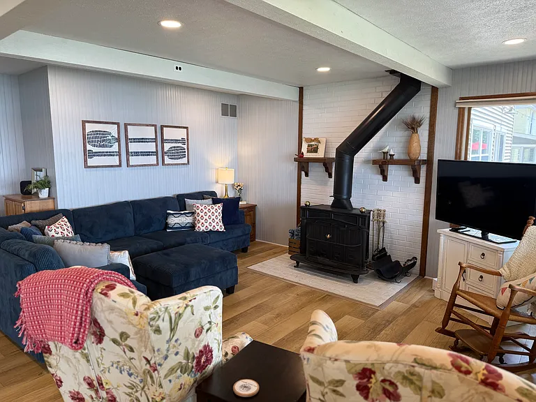 2110 Midlake Dr — Photo 5