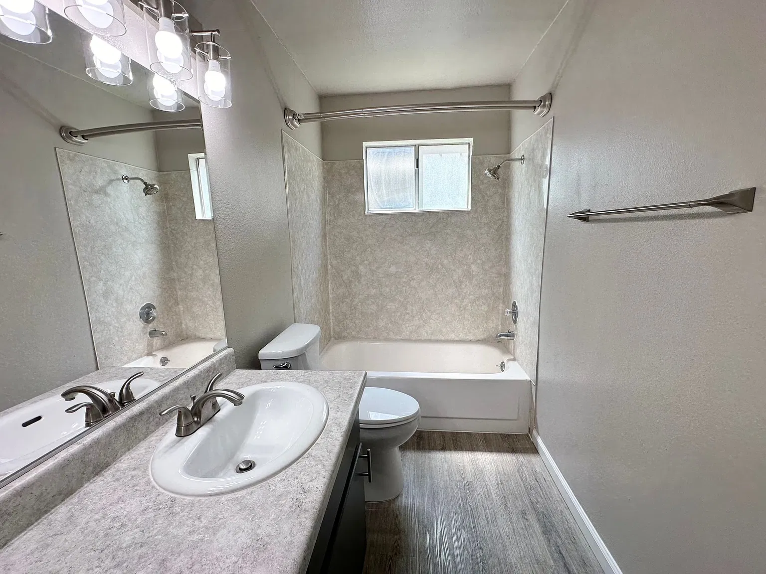 Granada Apartments — Photo 2
