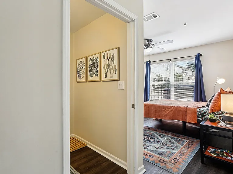 18-web-or-mls-University Ave-S2210-018