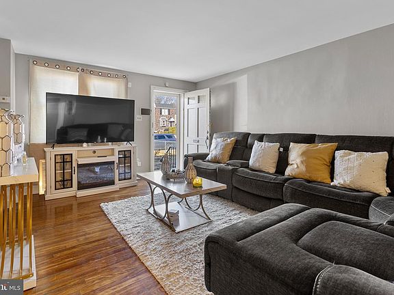 4th image of 300 Pine St