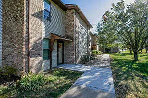 1992 N Waterfront Dr N #D — Photo 2