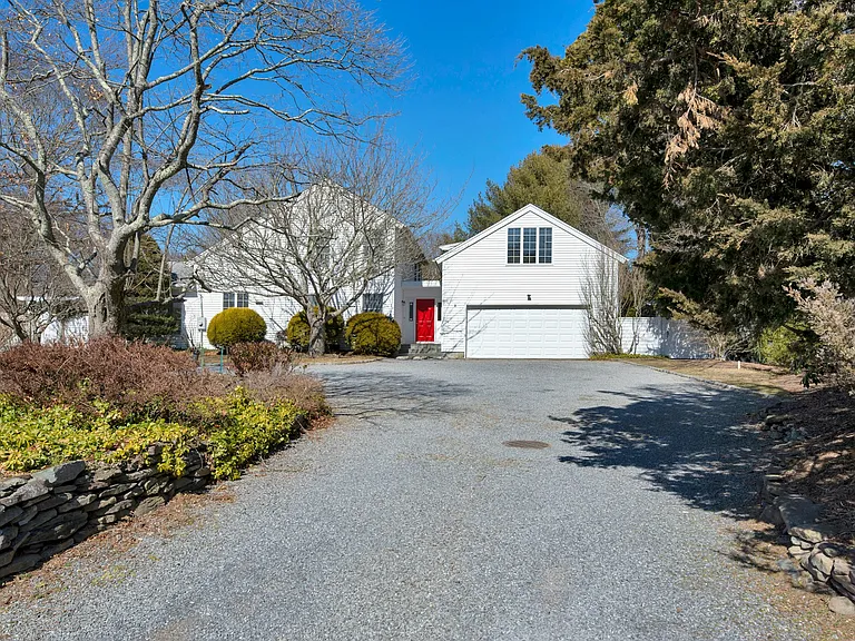94 S Country Rd — Photo 2