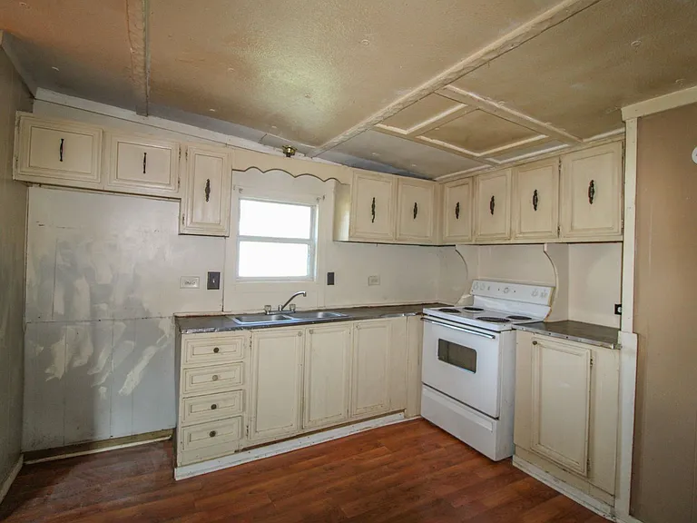 10 Simpson Rd — Photo 7