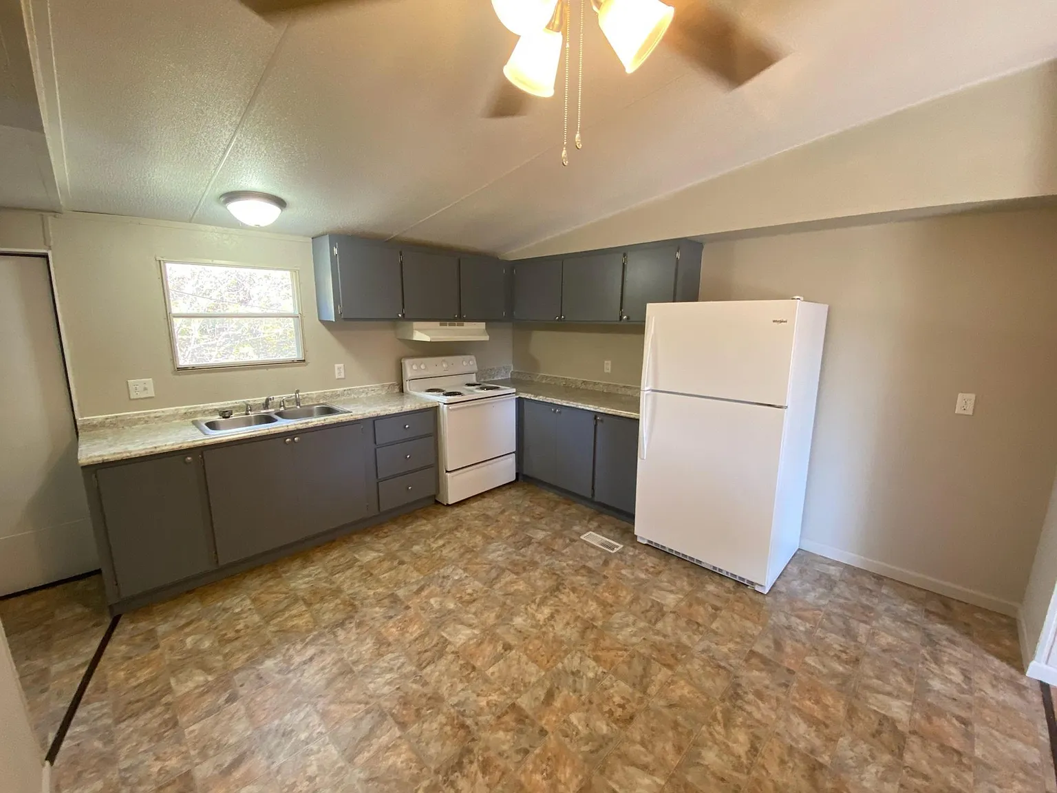 1206 W Plummer St — Photo 2