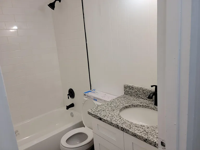 909 W Circle St — Photo 3