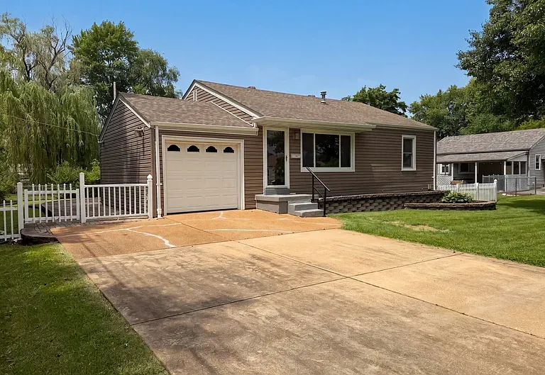 1 Winsted Pl — Photo 5