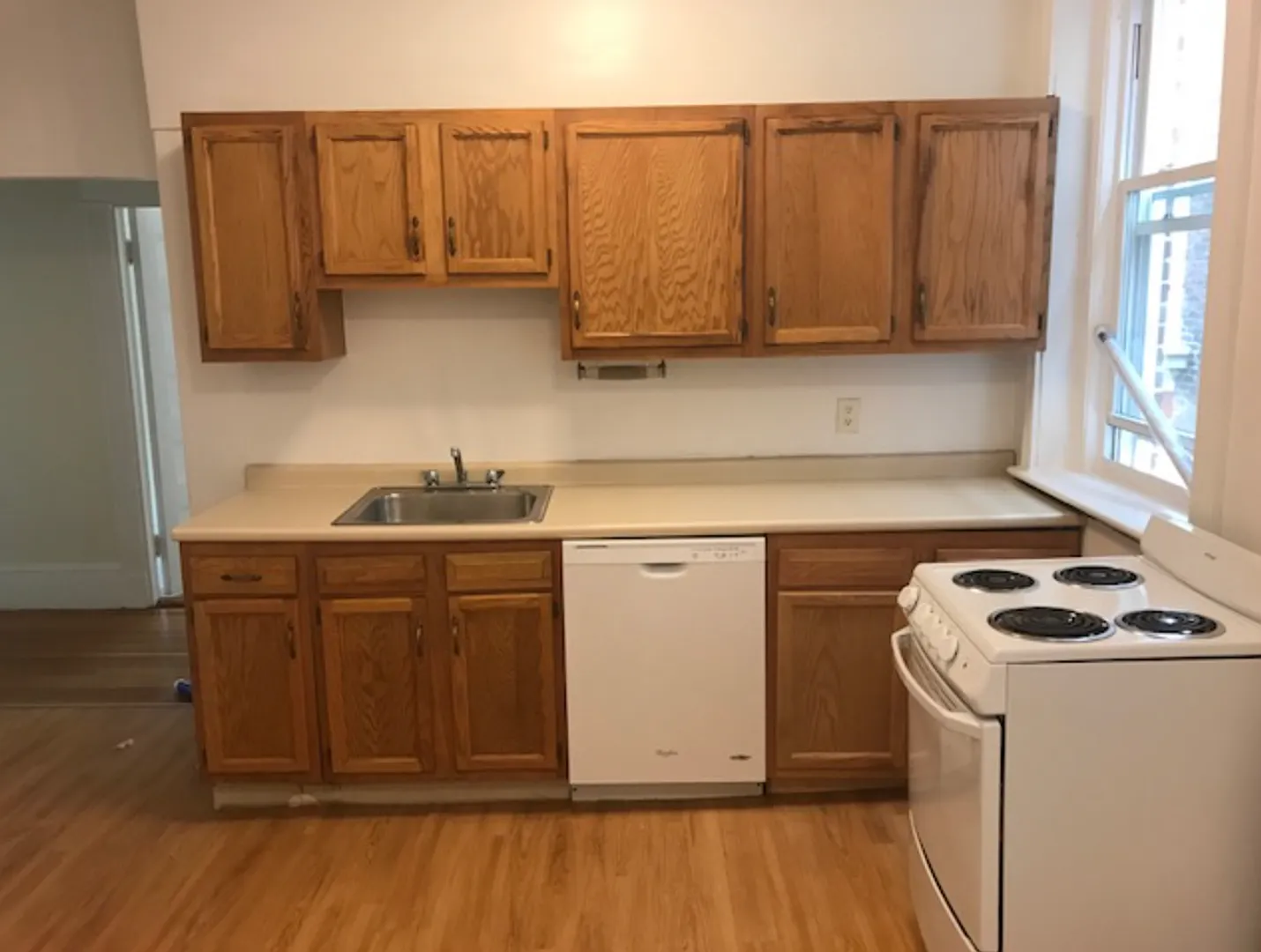 9/1 Coolidge Corner 3BR (2 split) with heat included, balcony, No Fee! — Photo 3