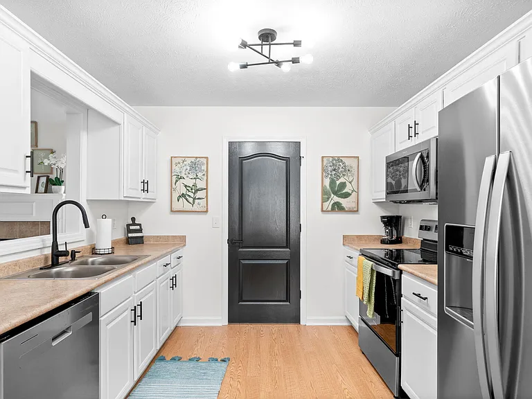 Athena Dr — Photo 8