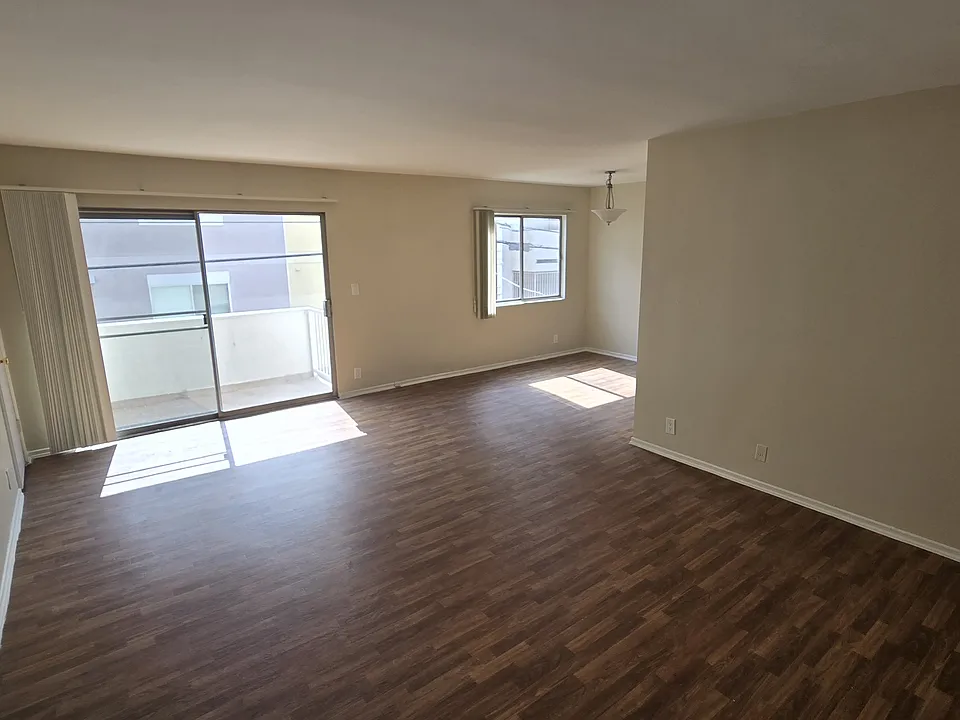 510 S Mariposa Ave #205