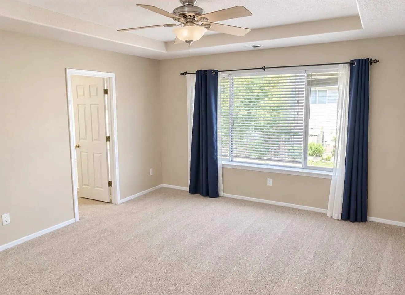 4 bed, 2.5 bath, 2303 sqft, $1,100 — Photo 4