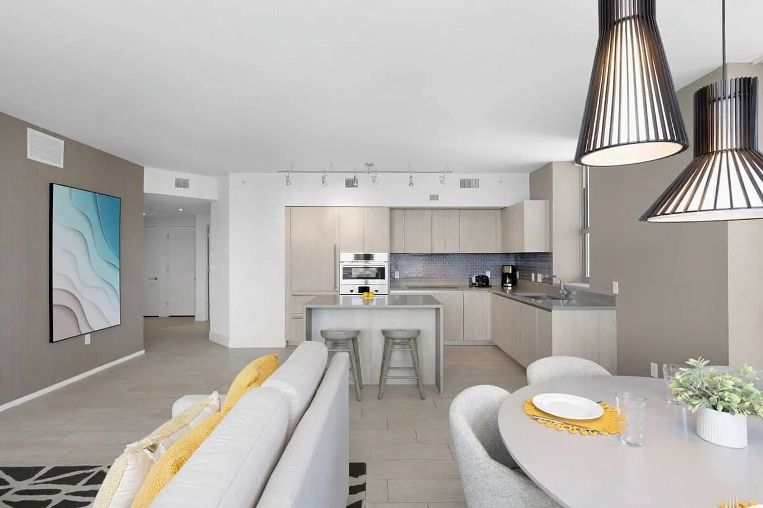2 bed, 2.0 bath, 1097 sqft, $4,835 — Photo 2