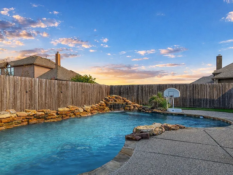 5716 Sleepy Creek Ln — Photo 32