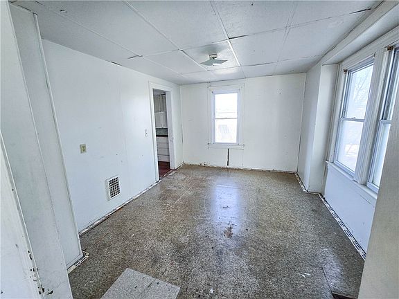 5th image of 307 Hague St