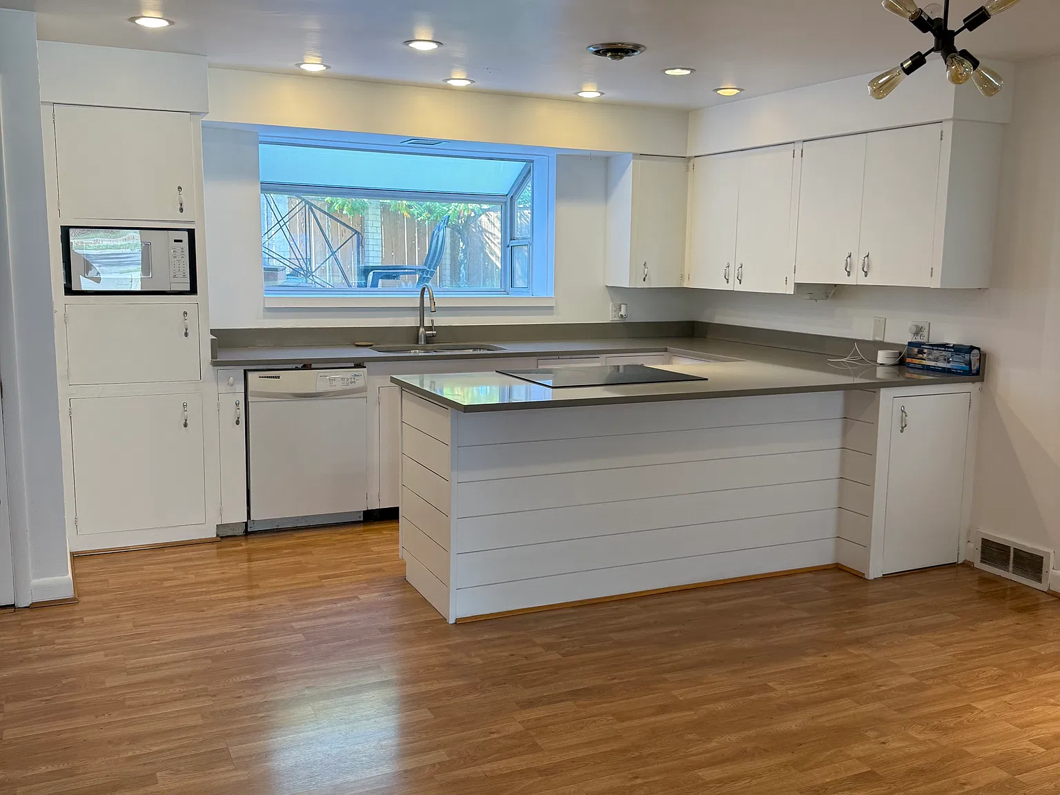 3 bed, 1.5 bath, 1300 sqft, $2,300 — Photo 2