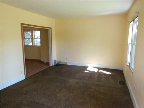 4th image of 1044 Mallett St