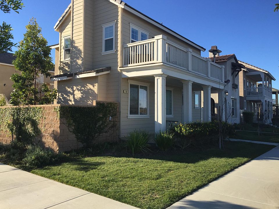 View of house from corner street - front yard is maintained by the HOA