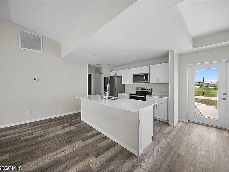 4 bed, 2.0 bath, 1554 sqft, $1,799 — Photo 3
