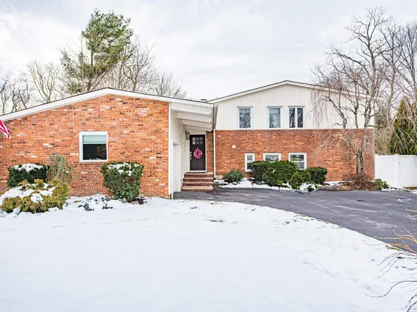 35 Gabriele Drive, East Norwich, NY 11732