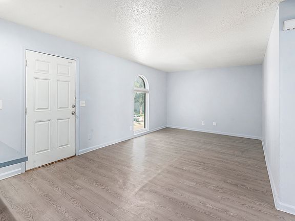 3rd image of 111 N Chestnut Dr #111G