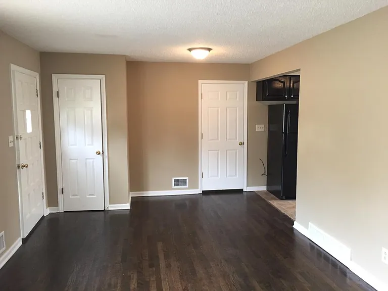 6213 N Woodland Ave — Photo 2