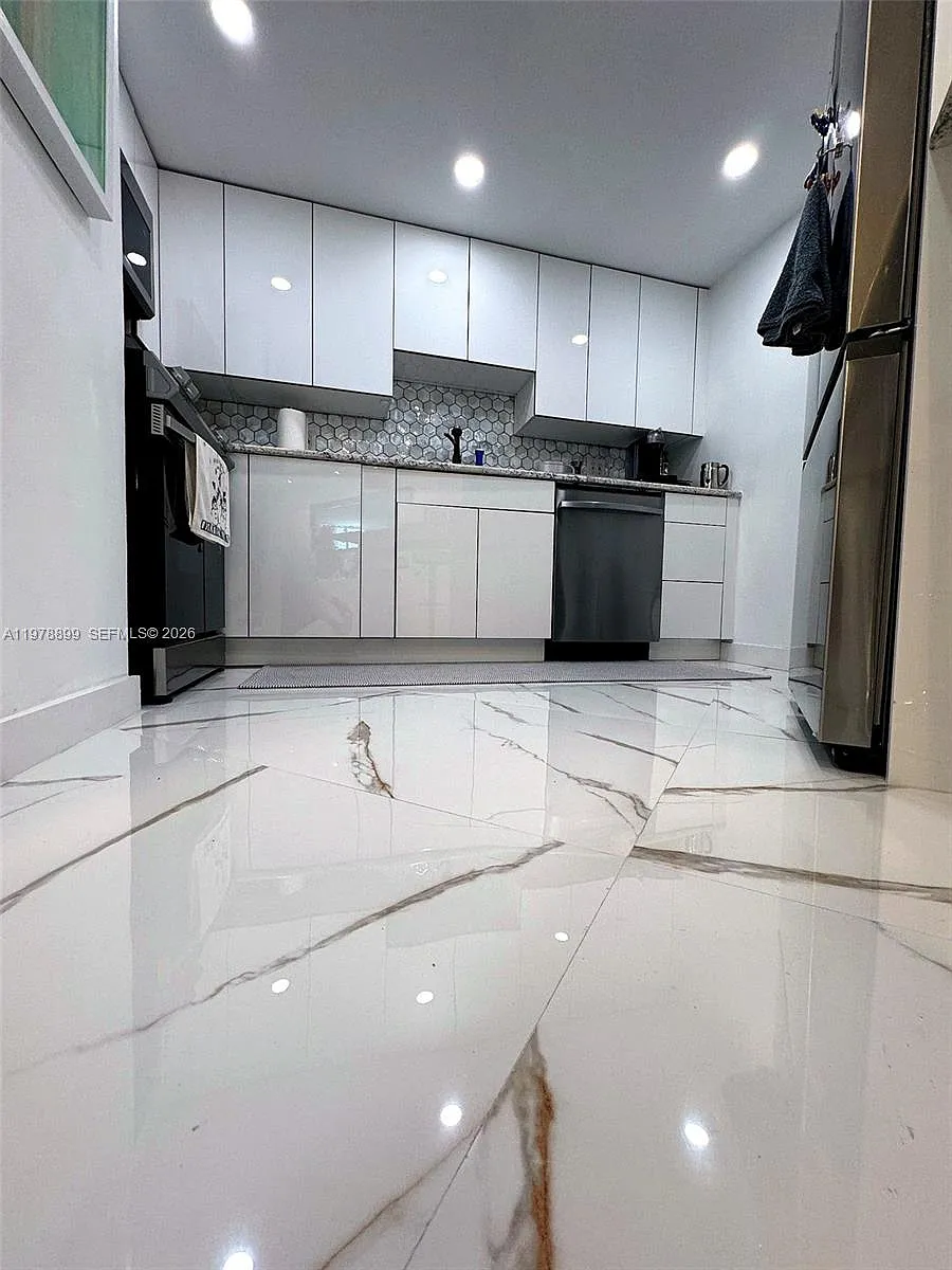 Building Photo - 999 Brickell Bay Dr #710