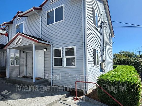 2nd image of 3208 Hoyt Ave #1