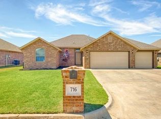 716 SW 12th St, Moore, OK 73160