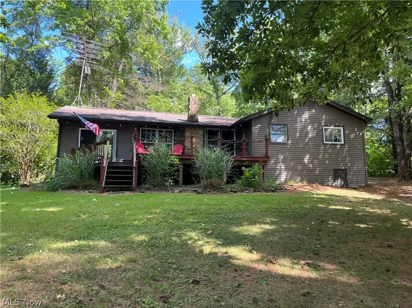 27 Margo Ln, Senecaville, OH 43780