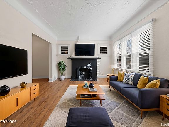 5th image of 15887 Robson St