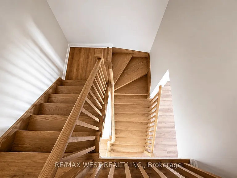 15 Inverary Cres — Photo 8