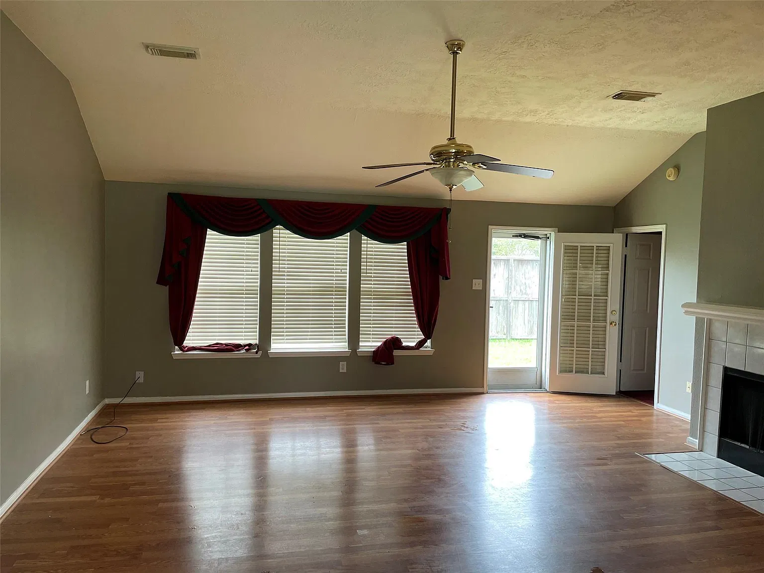 4 bed, 2.0 bath, 2060 sqft, $2,500 — Photo 3