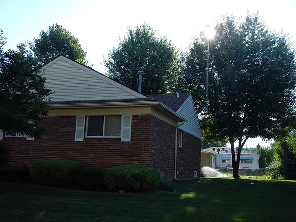 4th image of 30728 Underwood Dr