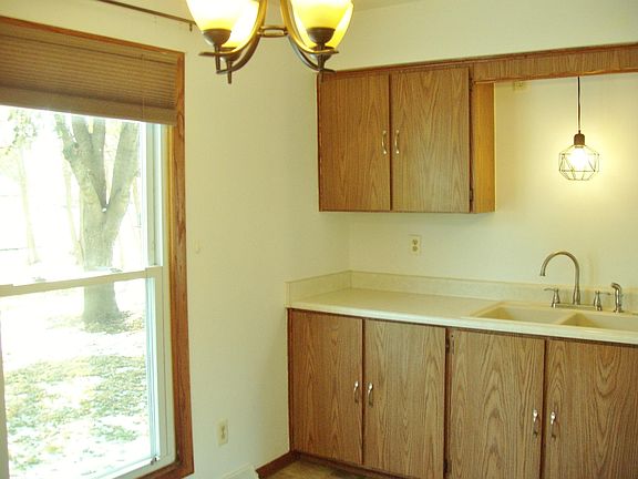4th image of 413 Windsor Dr Unit A