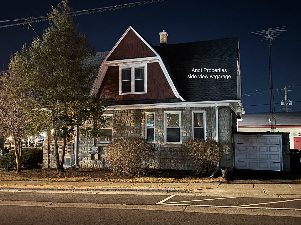 side view of house with attached garage and driveway