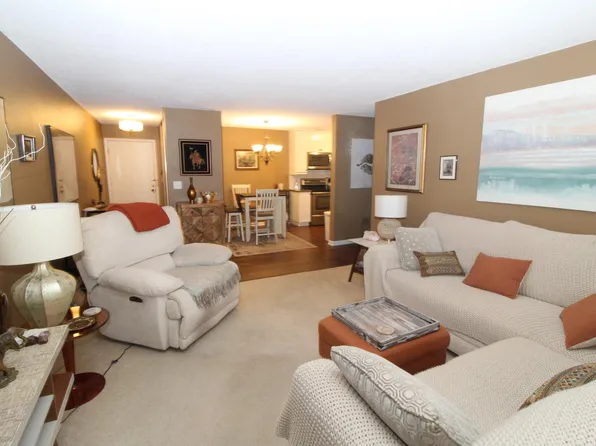 30675 Park St APT 211, Lindstrom, MN 55045