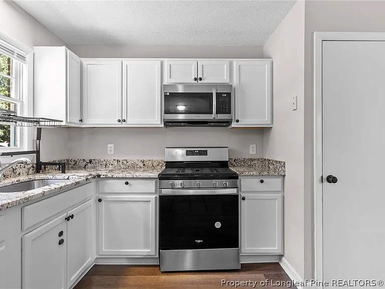 672 Walker St — Photo 7