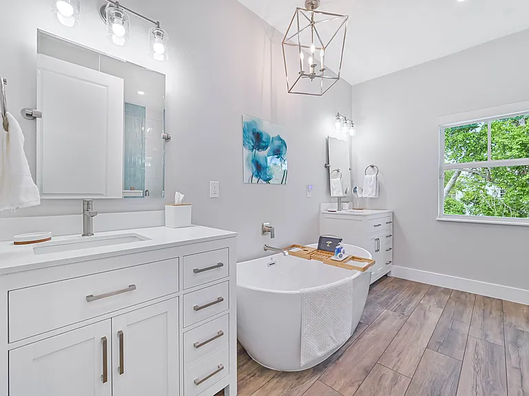 Primary main floor en suite bathroom