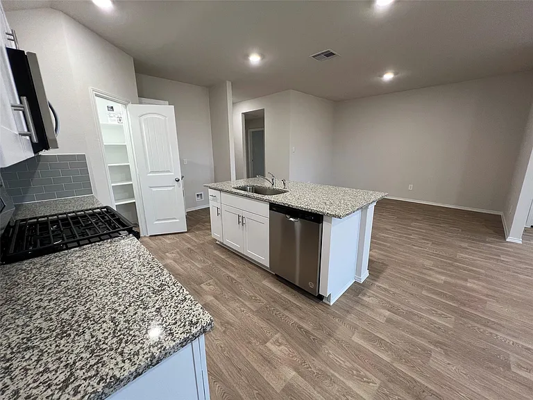 305 Wirecrested Dr — Photo 8